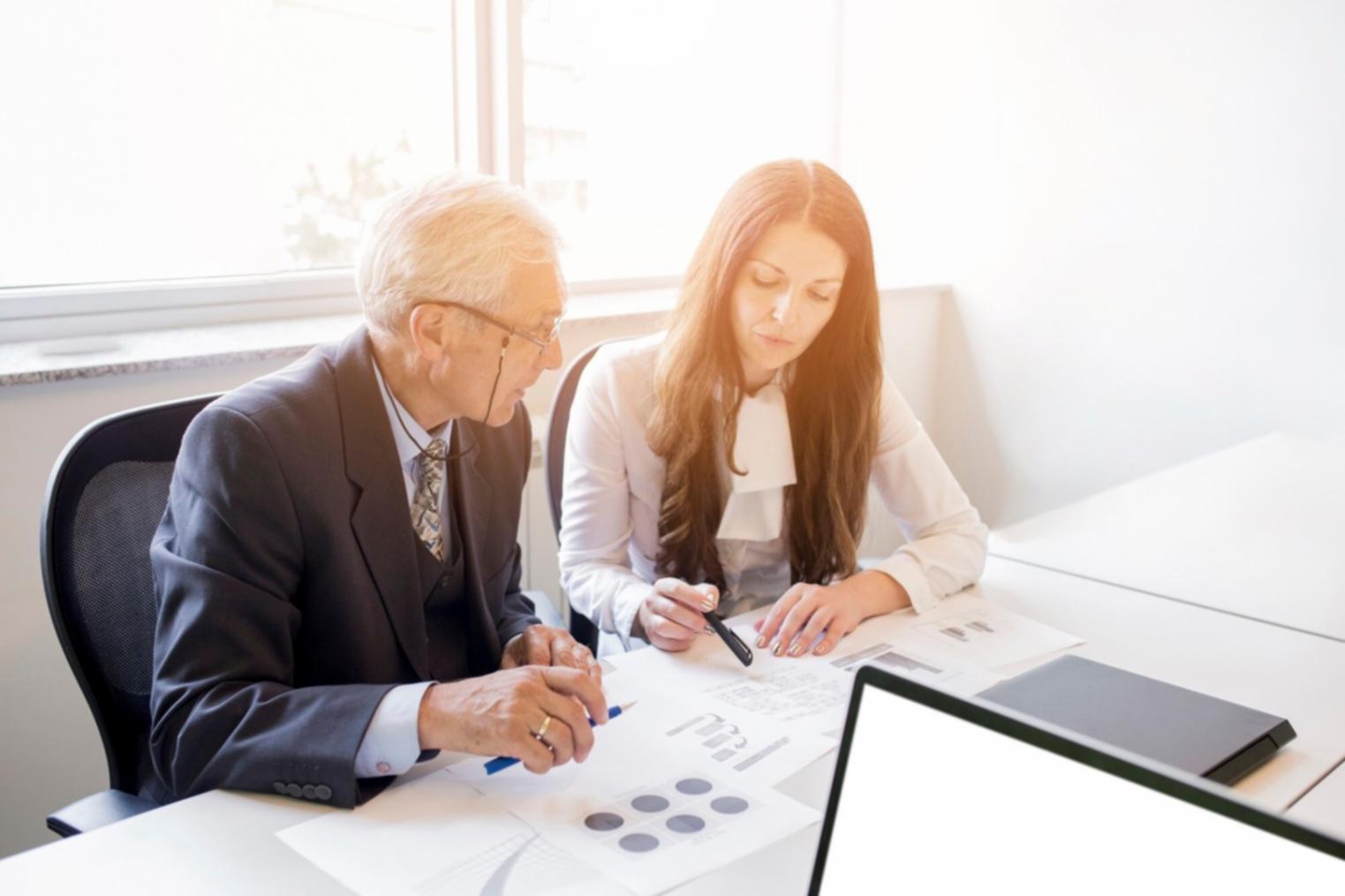 Professioneller Arbeitsplatz mit Finanzanalysen und Beratungsunterlagen